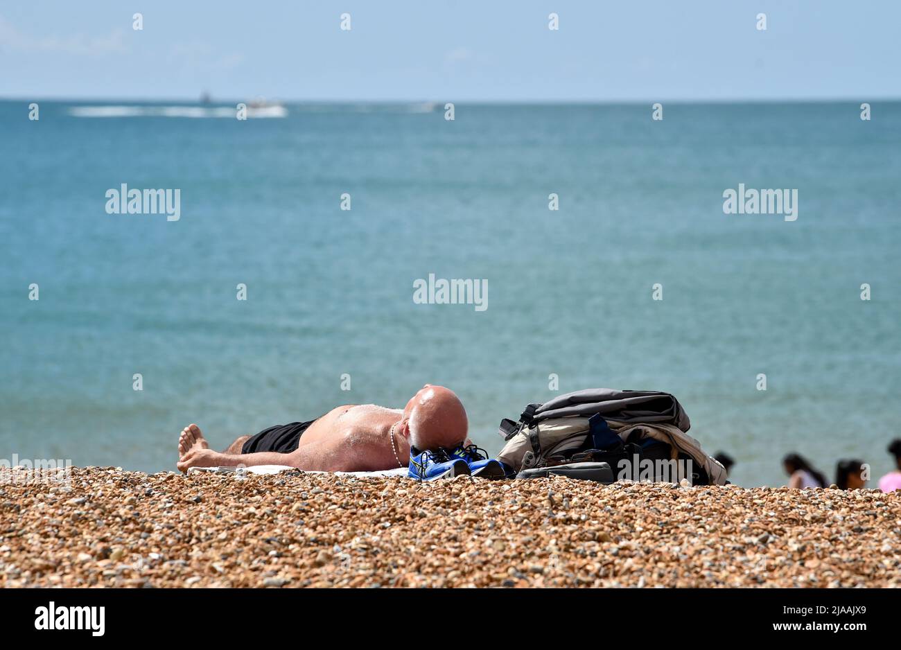 Brighton UK 29. May 2022 - Besucher genießen die Sonne an der Küste und am Strand von Brighton, da für Großbritannien in den nächsten Tagen kühleres Wetter prognostiziert wird : Credit Simon Dack / Alamy Live News Stockfoto
