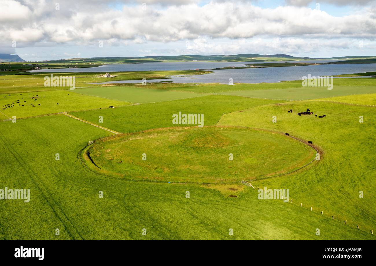 Luftaufnahme des neolithischen Kämmerens von Maeshowe, UNESCO-Weltkulturerbe, Orkney-Inseln, Schottland, Vereinigtes Königreich Stockfoto