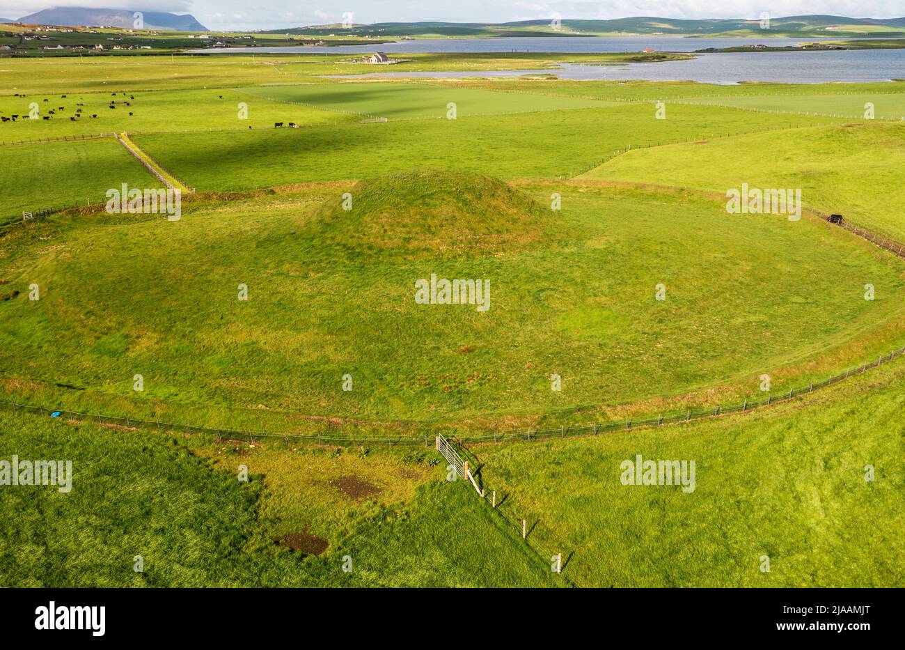 Luftaufnahme des neolithischen Kämmerens von Maeshowe, UNESCO-Weltkulturerbe, Orkney-Inseln, Schottland, Vereinigtes Königreich Stockfoto