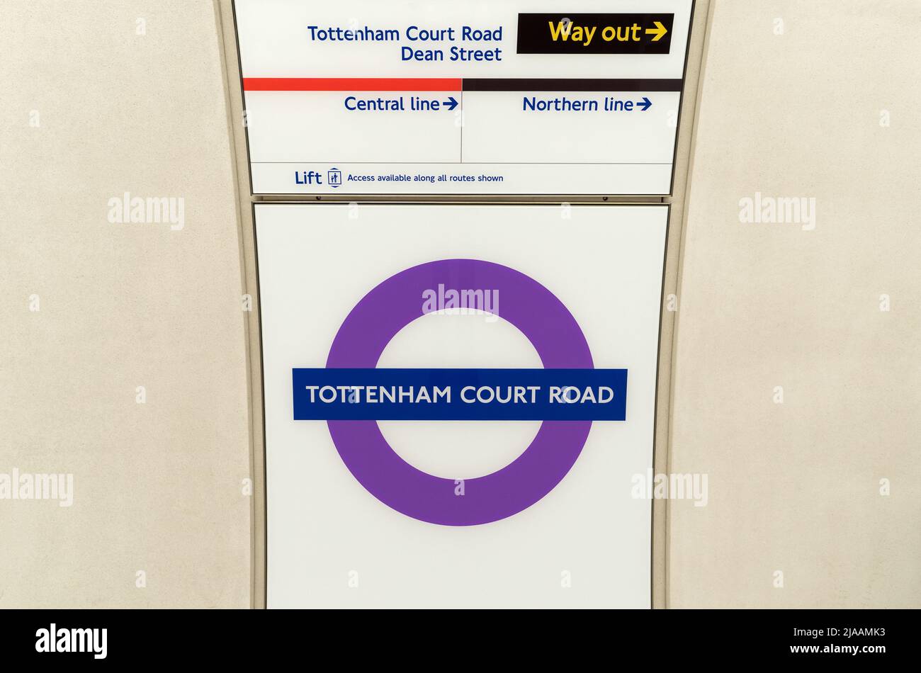 Tottenham Court Road Elizabeth Line Rundschild mit Ausweg und anderen U-Bahnlinien. London Stockfoto