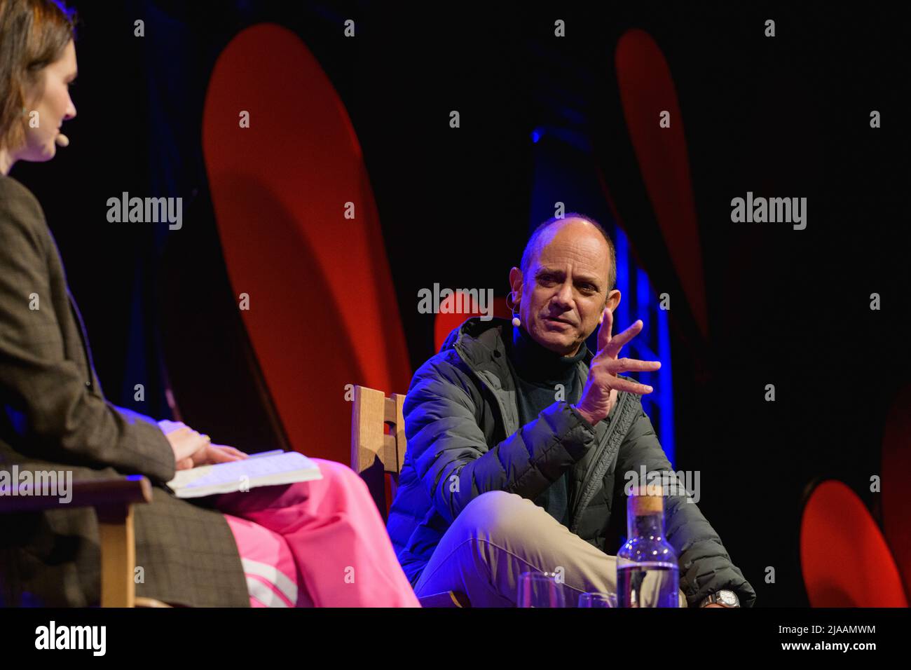 Hay-on-Wye, Wales, Großbritannien. 29.. Mai 2022. Damon Galgut spricht mit Elizabeth Day beim Hay Festival 2022, Wales. Quelle: Sam Hardwick/Alamy. Stockfoto