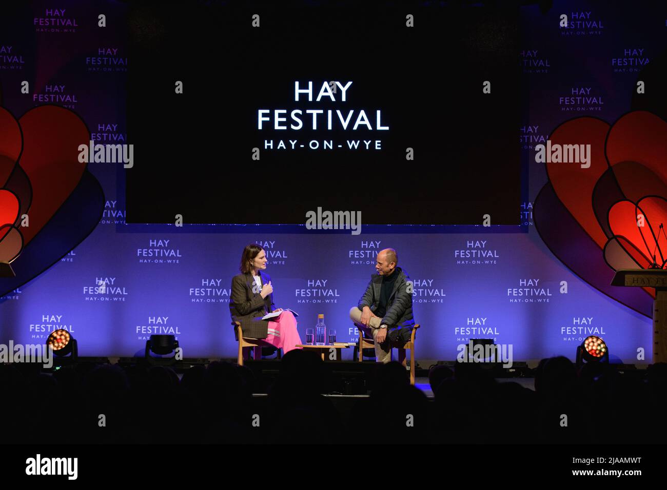 Hay-on-Wye, Wales, Großbritannien. 29.. Mai 2022. Damon Galgut spricht mit Elizabeth Day beim Hay Festival 2022, Wales. Quelle: Sam Hardwick/Alamy. Stockfoto