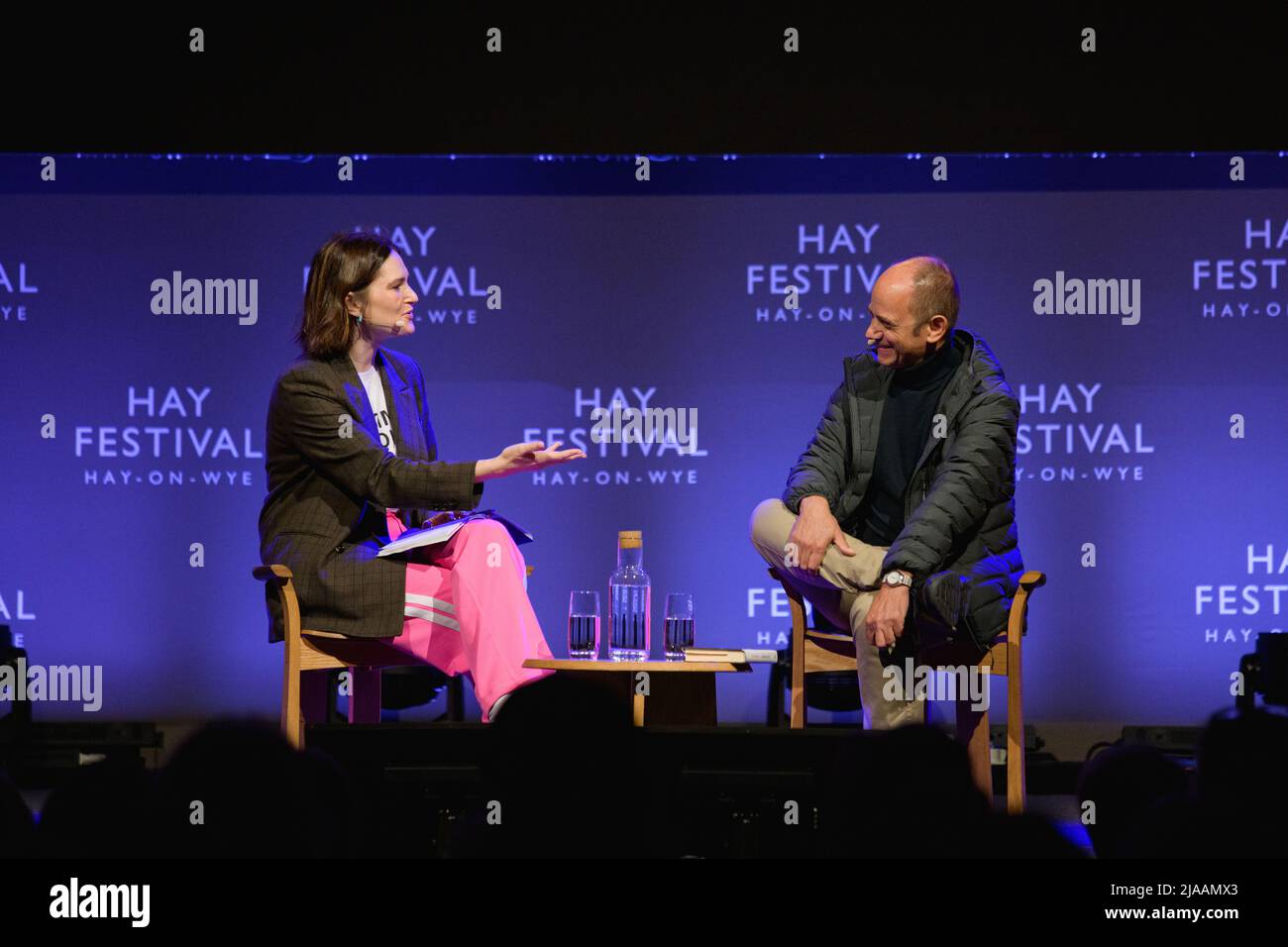 Hay-on-Wye, Wales, Großbritannien. 29.. Mai 2022. Damon Galgut spricht mit Elizabeth Day beim Hay Festival 2022, Wales. Quelle: Sam Hardwick/Alamy. Stockfoto