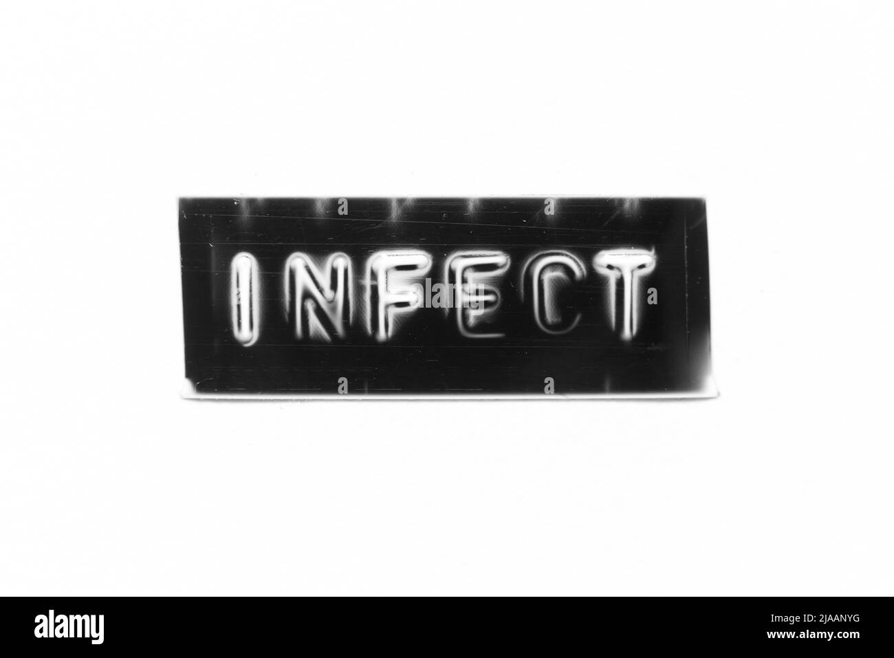 Schwarzes Farbbanner mit geprägtem Buchstaben und Wortinfekt auf weißem Papierhintergrund Stockfoto