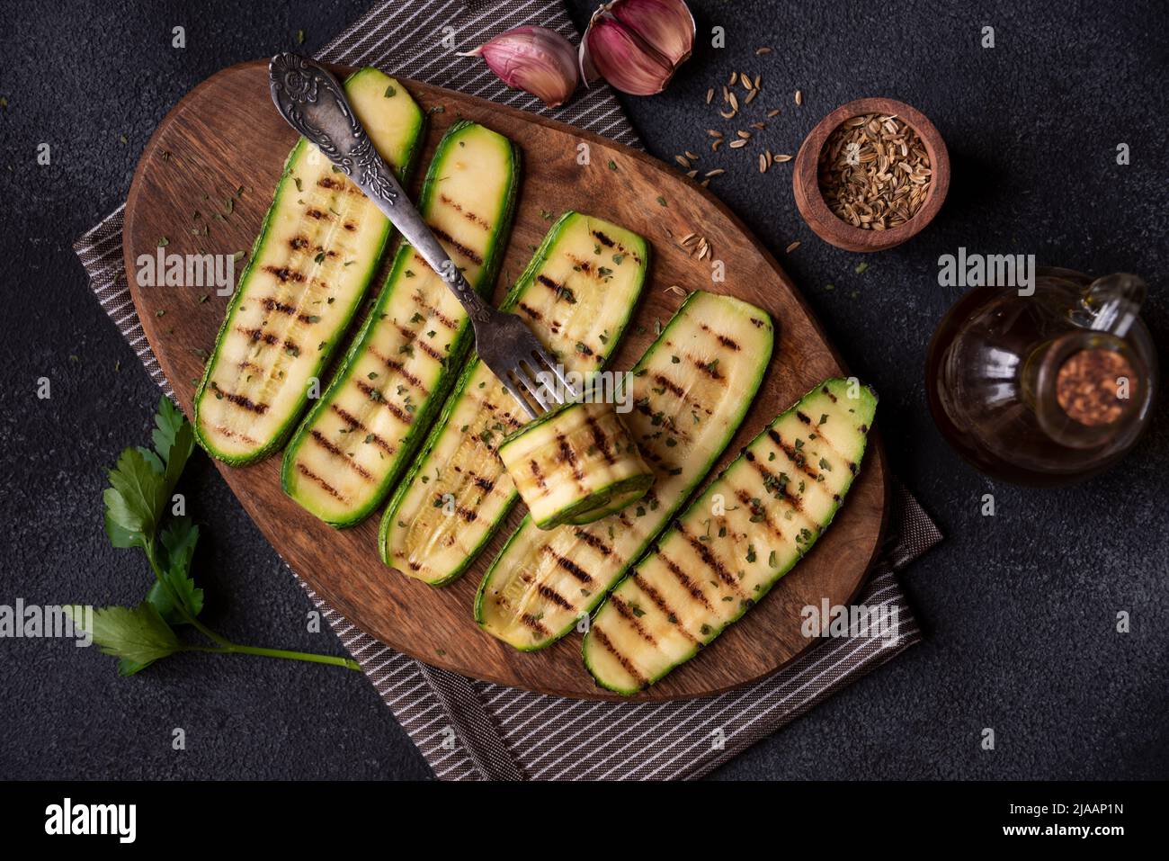 Gegrillte Zucchini mit etwas Petersilie, gesunde Ernährung Stockfoto