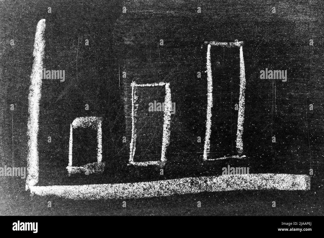 Weiße Kreidezeichnung als Balkendiagramm nach oben auf Tafel- oder Tafelhintergrund (Konzept für Verkauf, Gewinn, Unternehmenskosten im Aufwärtstrend) Stockfoto
