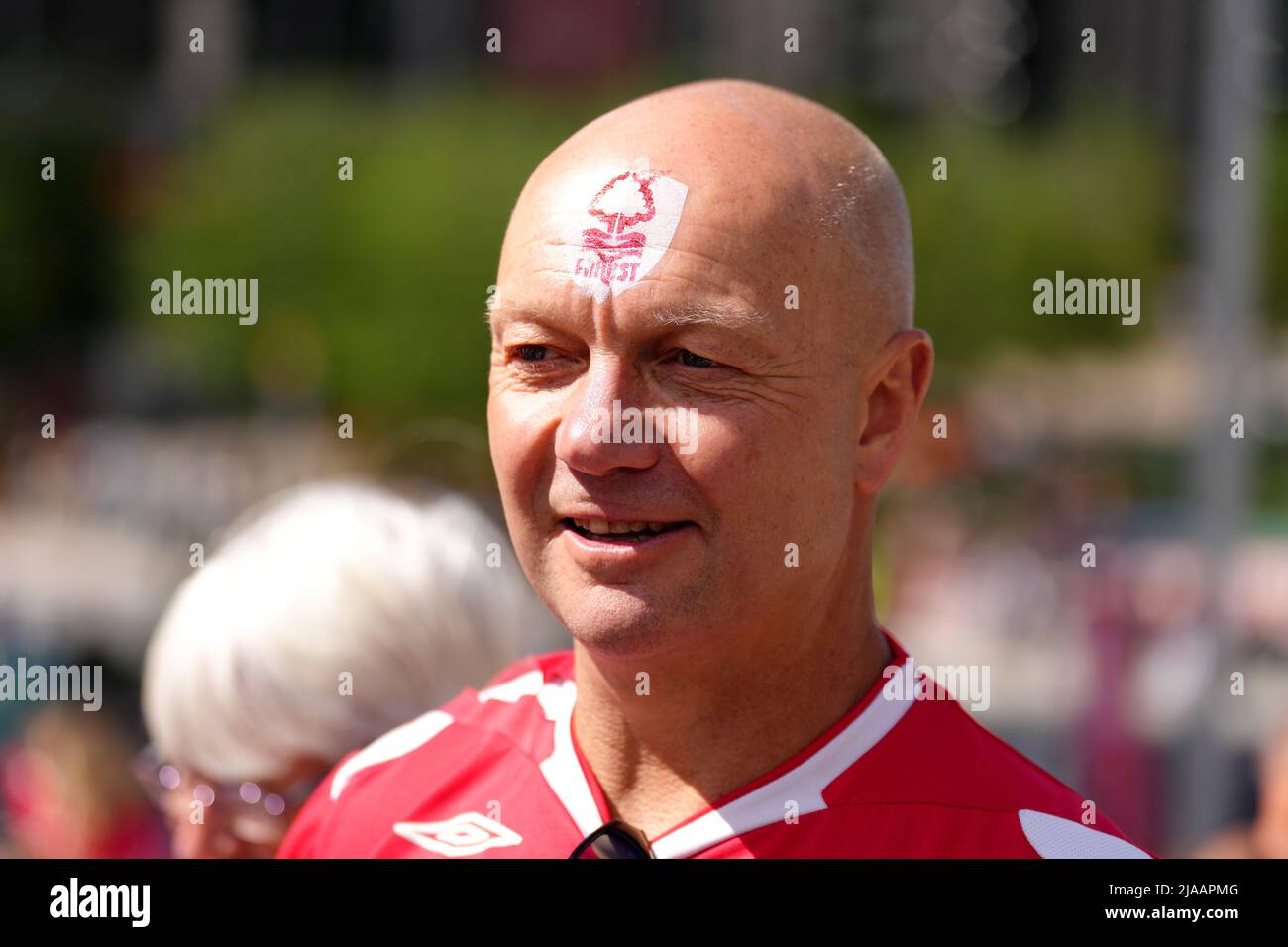 Ein Nottingham Forest-Fan mit Gesichtsfarbe vor dem Play-off-Finale der Sky Bet Championship im Wembley Stadium, London. Bilddatum: Sonntag, 29. Mai 2022. Stockfoto