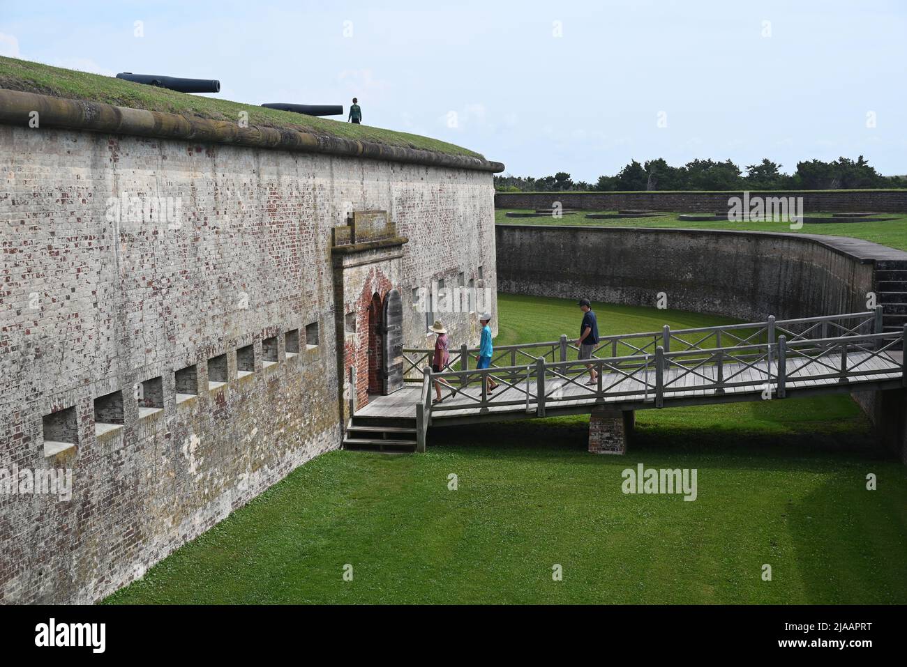 Brückeneingang über den Graben von Fort Macon, der 1834 zum Schutz von Beaufort NC errichtet wurde und 1924 in einen Staatspark umgewandelt wurde. Stockfoto