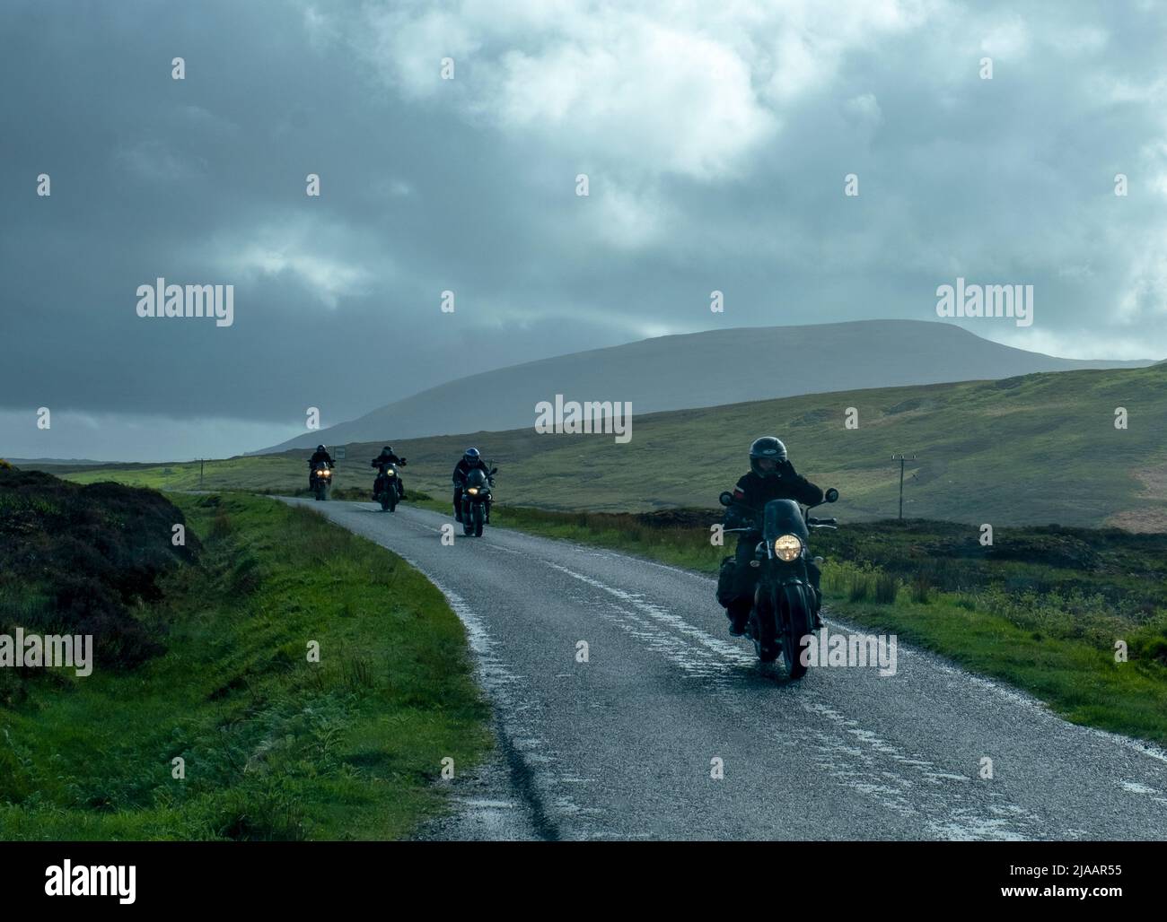 Motorradfahrer fahren auf der A838 nach Norden durch Sutherland an der Nordküste 500, Schottland. Stockfoto
