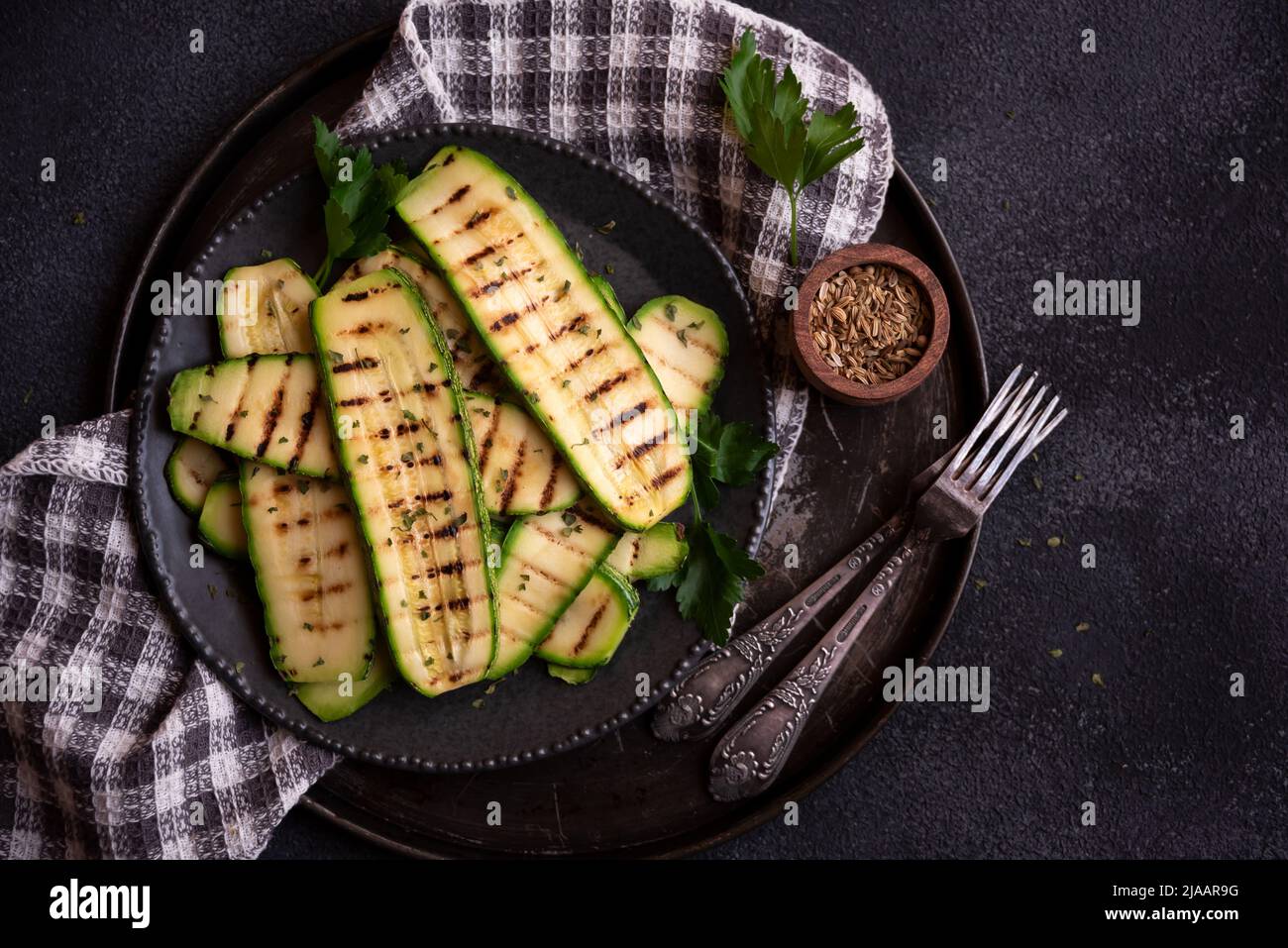 Gegrillte Zucchini mit etwas Petersilie, gesunde Ernährung Stockfoto