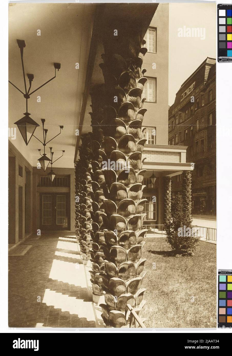 8., Albertgasse 13-17 - Ludo-Hartmann-Hof - Portikus. Carl (Karl) Zapletal (1876-1941), Fotograf Stockfoto