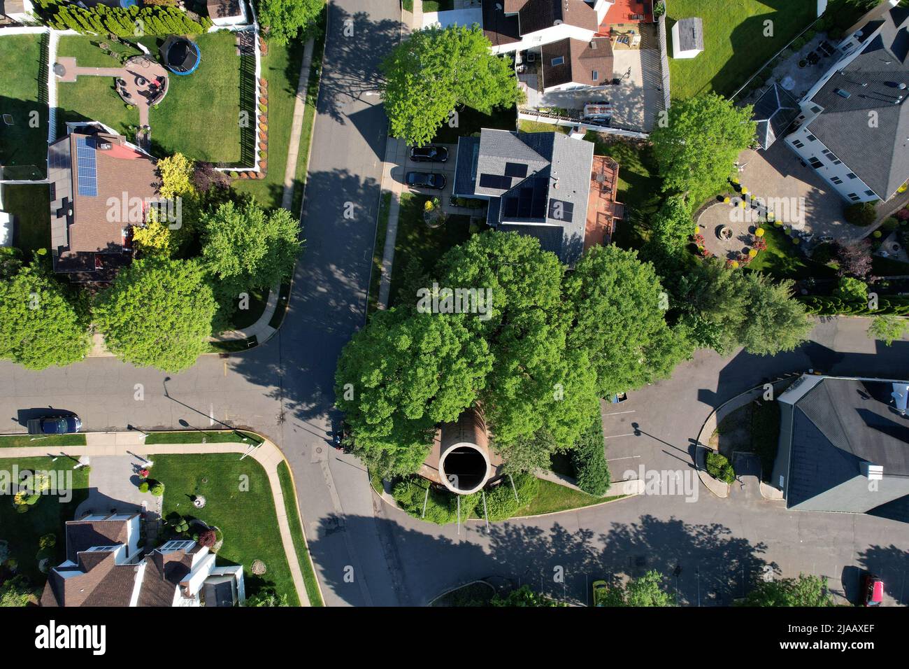 Luftaufnahme des Wohngebiets in Sayreville, NJ, zeigt einen alten Rauchschornstein der Sayre and Fisher Brick Company Stockfoto