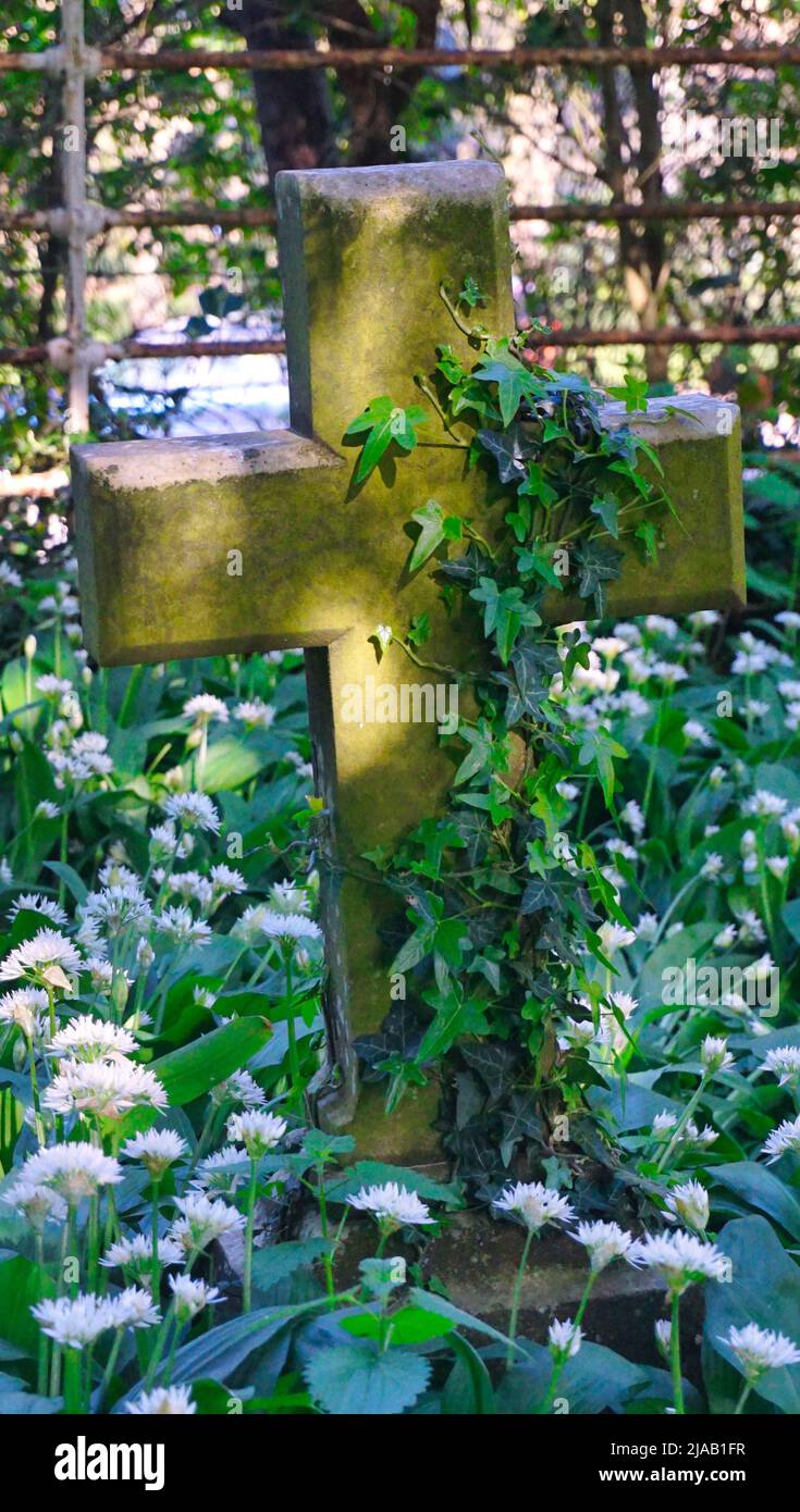 Überqueren Sie einen Kirchhof Stockfoto