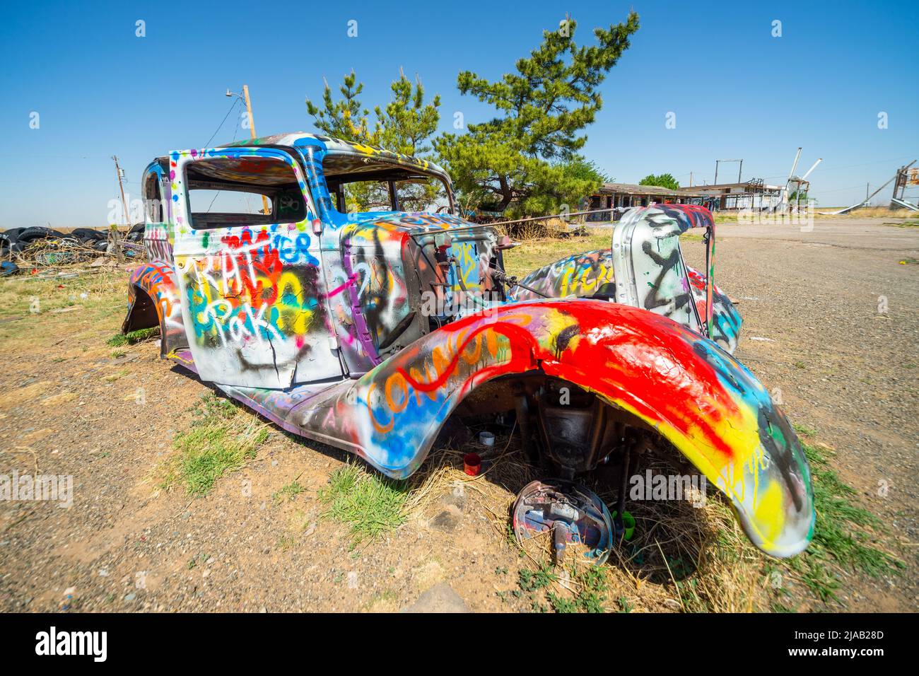 Verlassene bemalte Autos auf der VW Schneckenbug Ranch, Panhandle, TX, USA. Eine Attraktion auf der Route 66. Altes Auto in hellen Farben/Farben gestrichen Stockfoto