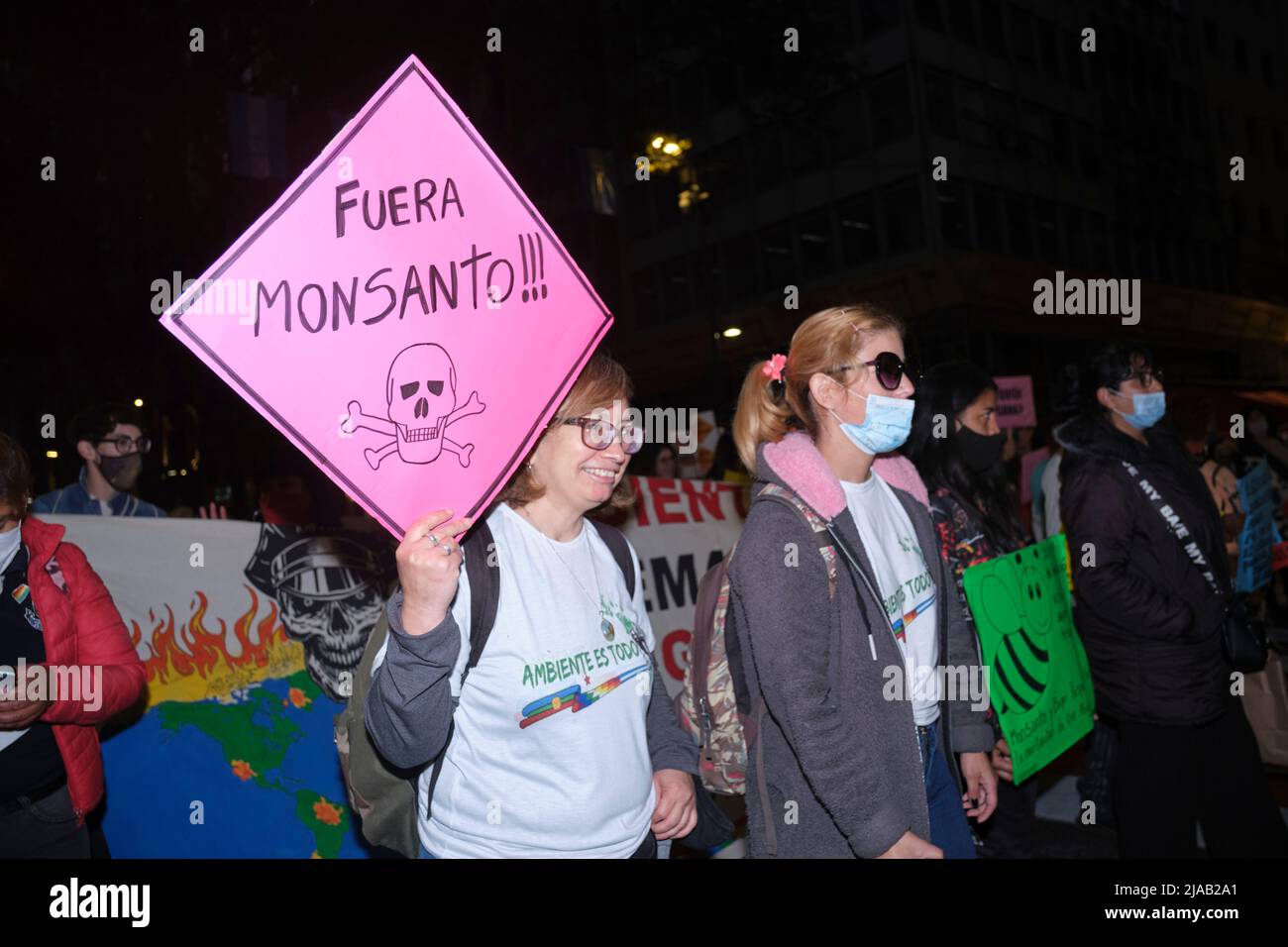 Buenos Aires, Argentinien; 21. Mai 2022: Menschen marschieren gegen den Einsatz giftiger landwirtschaftlicher Pestizide Poster: Monsanto raus! Stockfoto