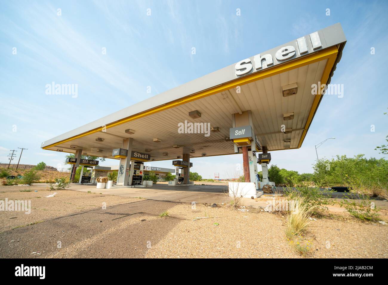 Verlassene oder verlassene Shell-Tankstelle am Stadtrand von Tucumcari, New Mexico NM, USA Stockfoto