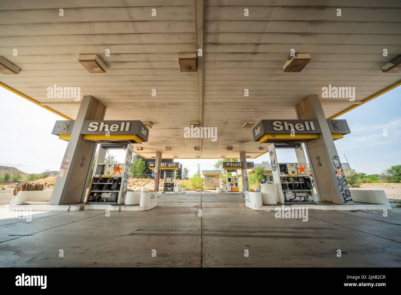 Verlassene oder verlassene Shell-Tankstelle am Stadtrand von Tucumcari, New Mexico NM, USA Stockfoto