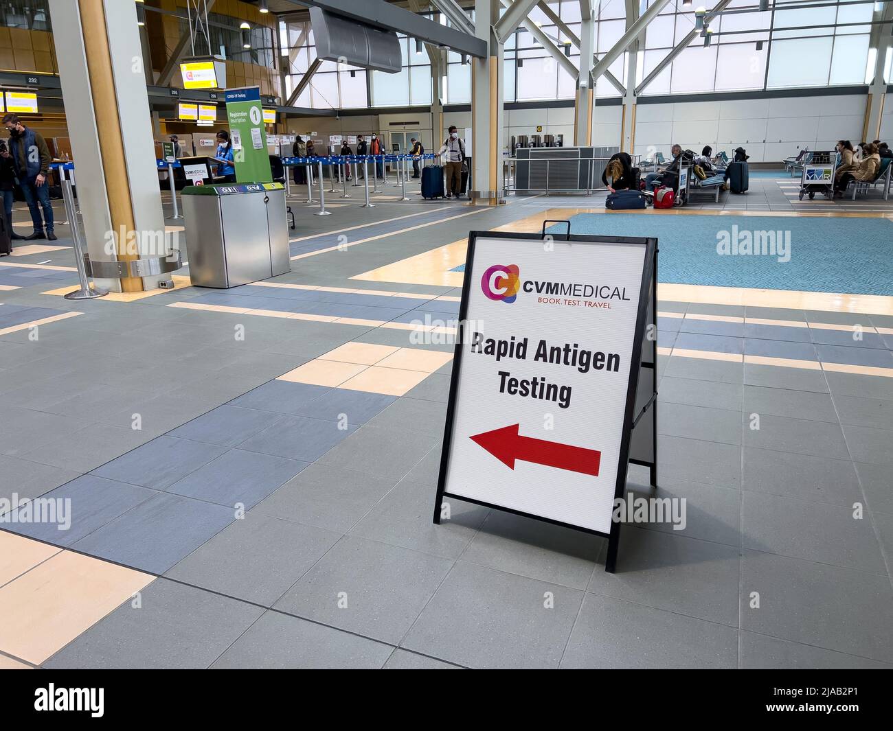 Vancouver, Kanada - Januar 15,2022: Blick auf die Rapid Antigen-Tests von CVM Medical am Vancouver International Airport (YVR) Stockfoto