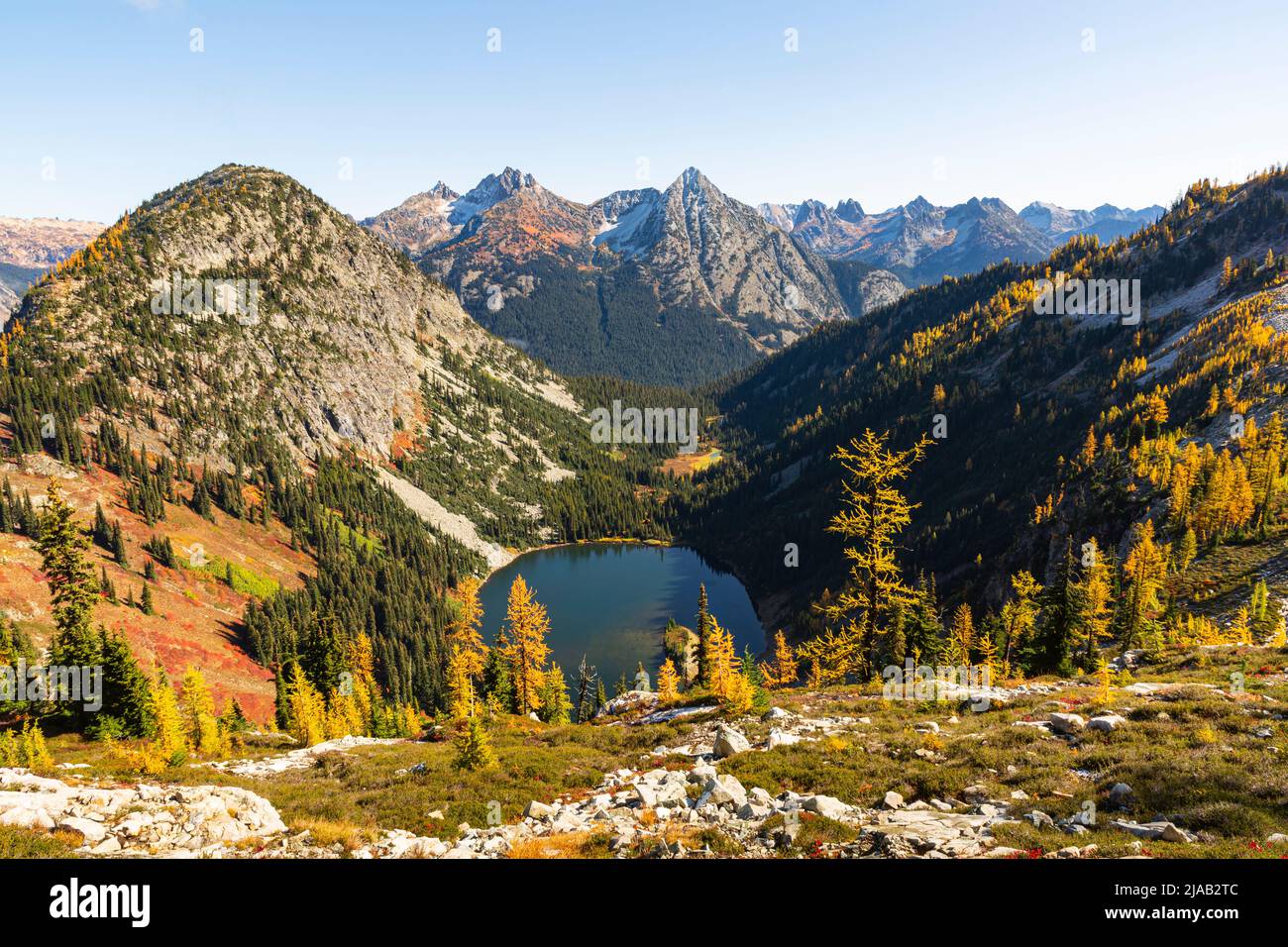 WA21616-00...WASHINGTON - Blick auf Lake Ann, Whistler Mountain und Cutthroat Peak vom Maple Pass Trail im Okanogan-Wenatchee National Forest. Stockfoto