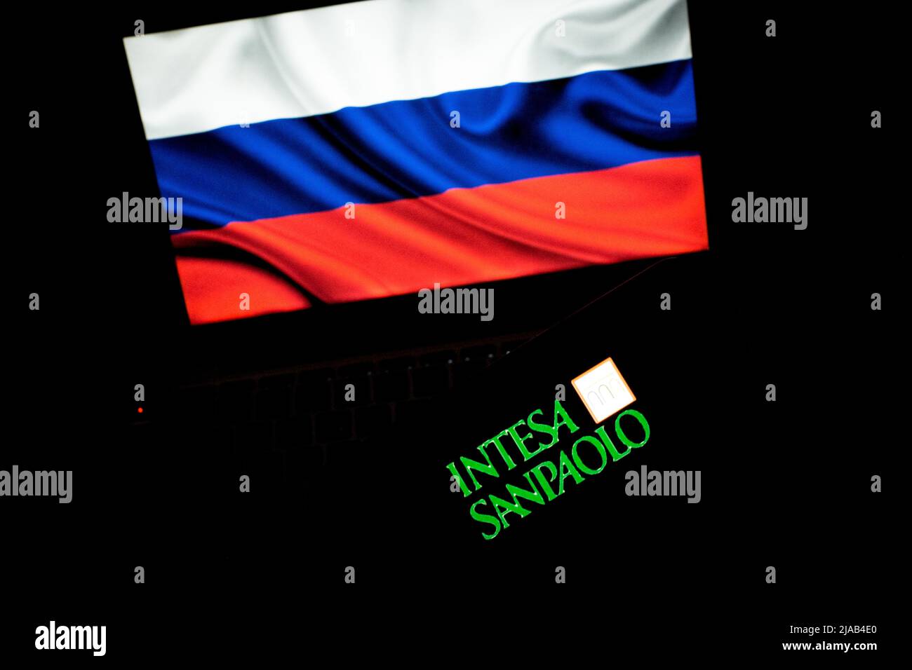 Rom, Italien. 28.. Mai 2022. Logos der italienischen Banken auf Smartphones  angezeigt "Intesa San Paolo" und UniCredit Bank mit der russischen Flagge  Personal-Computer-Hintergrund, (Russland verschärft seinen Griff auf  italienische Konten in Intesa