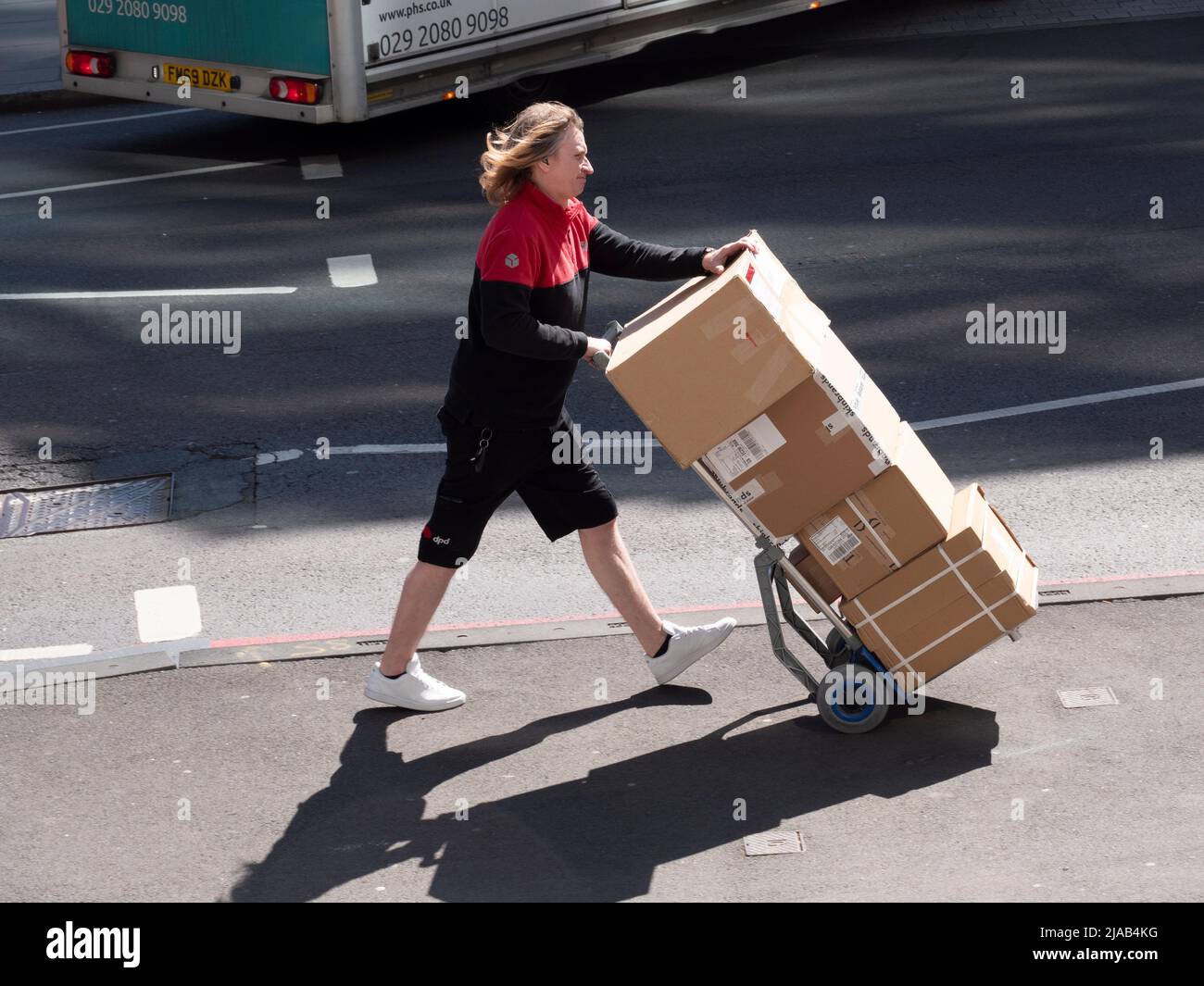 Dynamic Parcel Distribution, DPDgroup, uniformierte DPD-Fahrer mit Paketzustellung in London Stockfoto