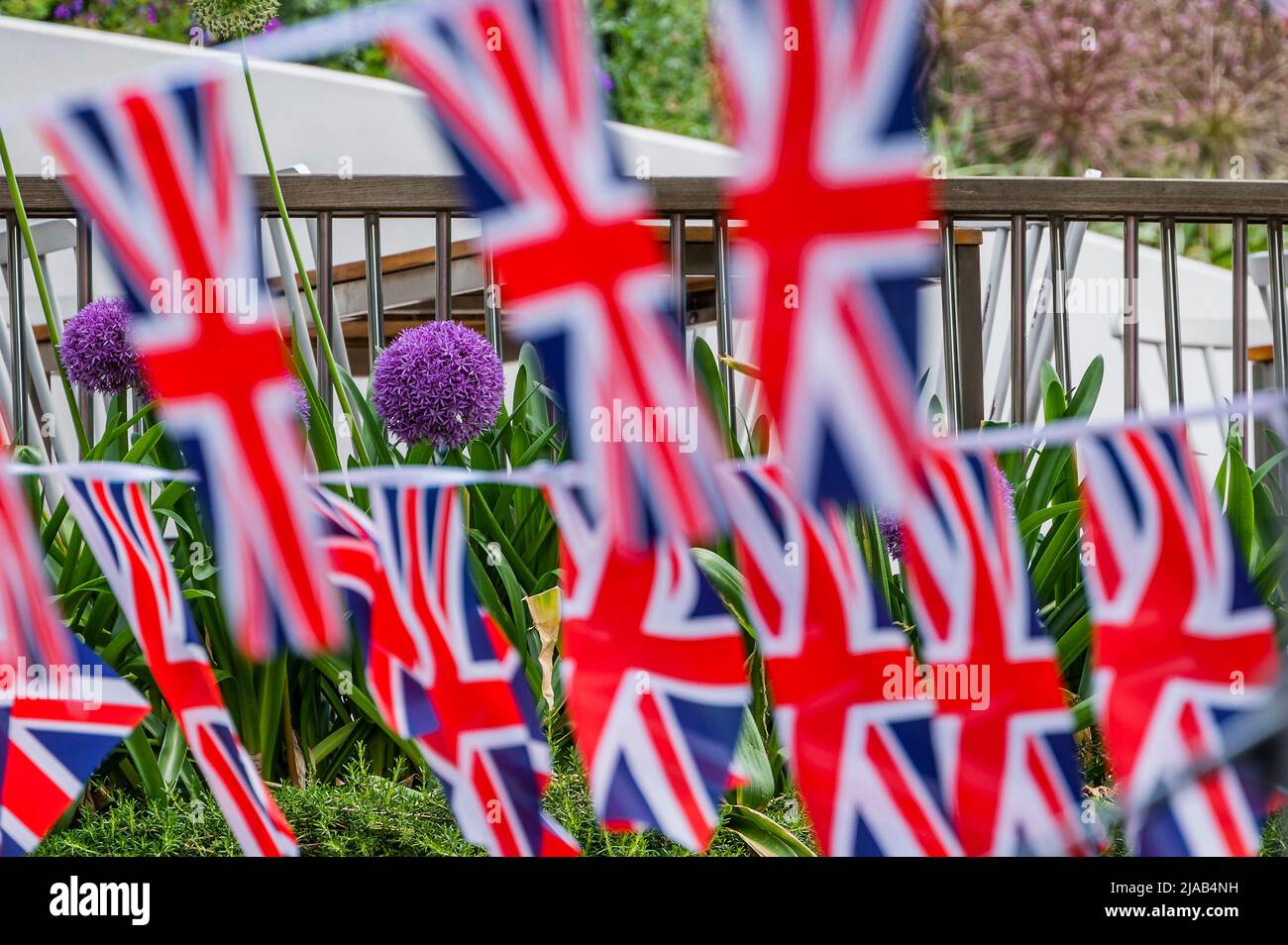 London, Großbritannien. 29.. Mai 2022. UnionJack Bunting und Blumen auf dem Duke of Yorks Square - Es gibt in der Regel ein königliches Thema, um das Platin-Jubiläum der Königin in Chelsea in Bloom am Rande der RHS Chelsea Flower Show 2022 zu feiern. Kredit: Guy Bell/Alamy Live Nachrichten Stockfoto