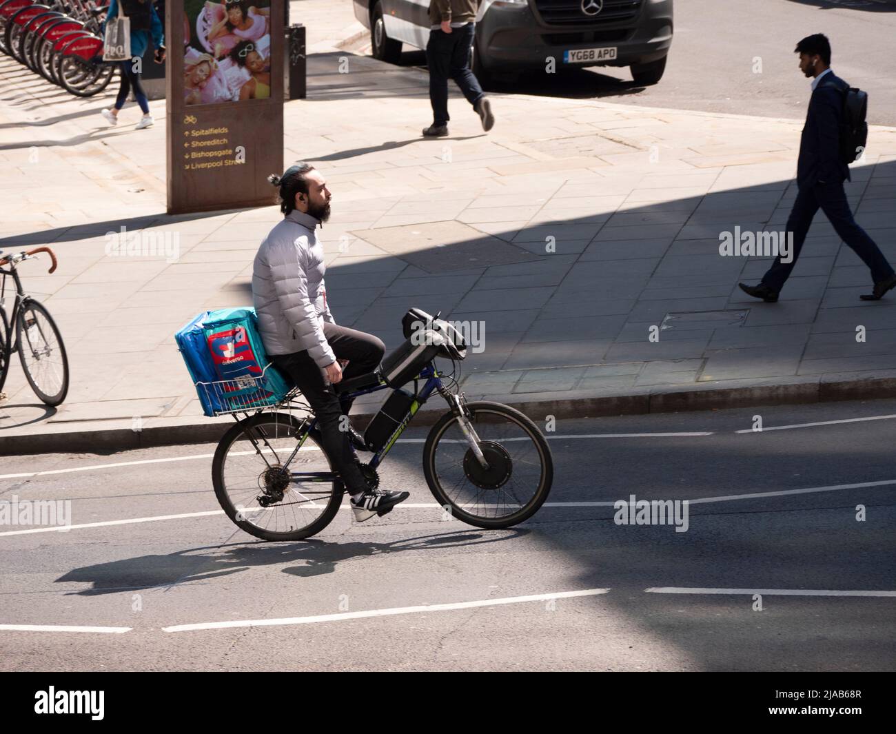 Deliveroo Rider, mit dem Fahrrad ohne Hände in Bishopsgate London Stockfoto
