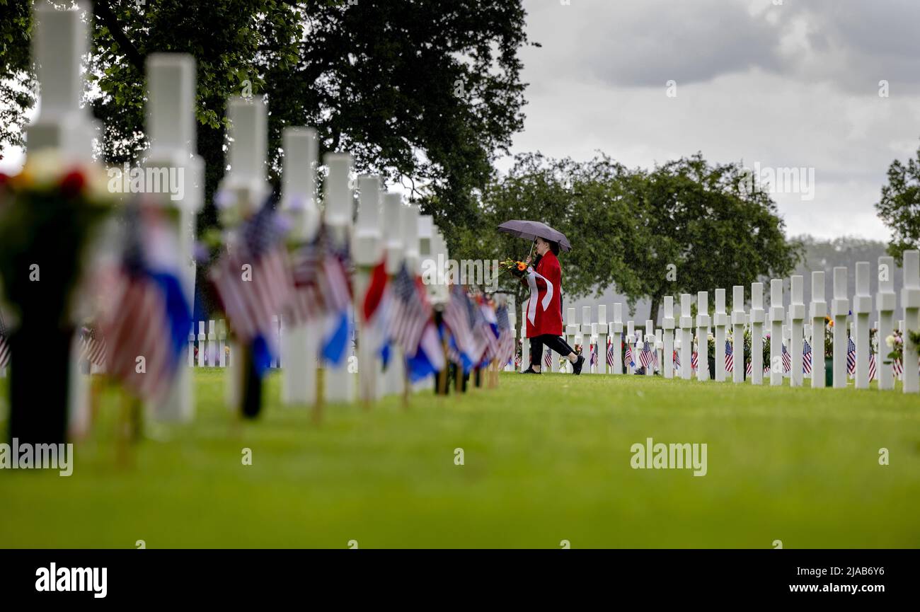 Margraten, Niederlande. 29.. Mai 2022. 2022-05-29 13:36:34 MARGRATEN - Besucher legen Blumen auf dem amerikanischen Friedhof in Margraten während der jährlichen Memorial Day Gedenkfeier. Premierminister Mark Rutte hielt während des amerikanischen Gedenktages eine Rede und legte einen Kranz nieder. ANP ROBIN VAN LONKHUIJSEN netherlands Out - belgium Out Credit: ANP/Alamy Live News Stockfoto