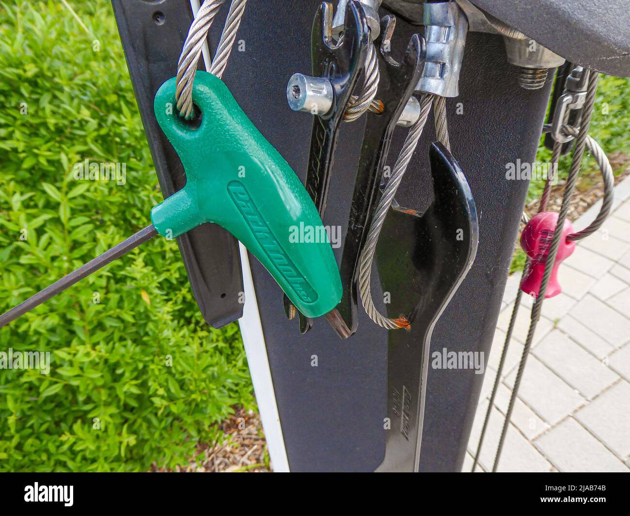 Neckargemuend, Deutschland: Mai 13 2022: Details einer Station mit Werkzeug auf einem Fahrradparkplatz, wo kleine Reparaturen am Fahrrad von Ihnen selbst durchgeführt werden können Stockfoto