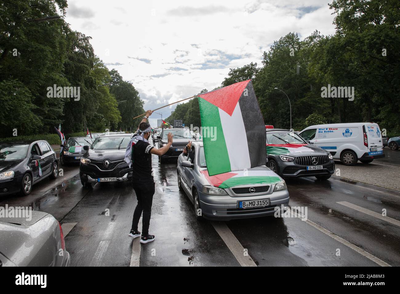 Berlin, Deutschland. 29.. Mai 2022. Pro-palästinensische Demonstranten versammelten sich am 29. Mai 2022 in Berlin wegen einer Autokolonne, um den Tod der palästinensisch-amerikanischen Journalistin Shereen Abu Aqleh zu verurteilen. (Foto: Michael Kuenne/PRESSCOV/Sipa USA) Quelle: SIPA USA/Alamy Live News Stockfoto