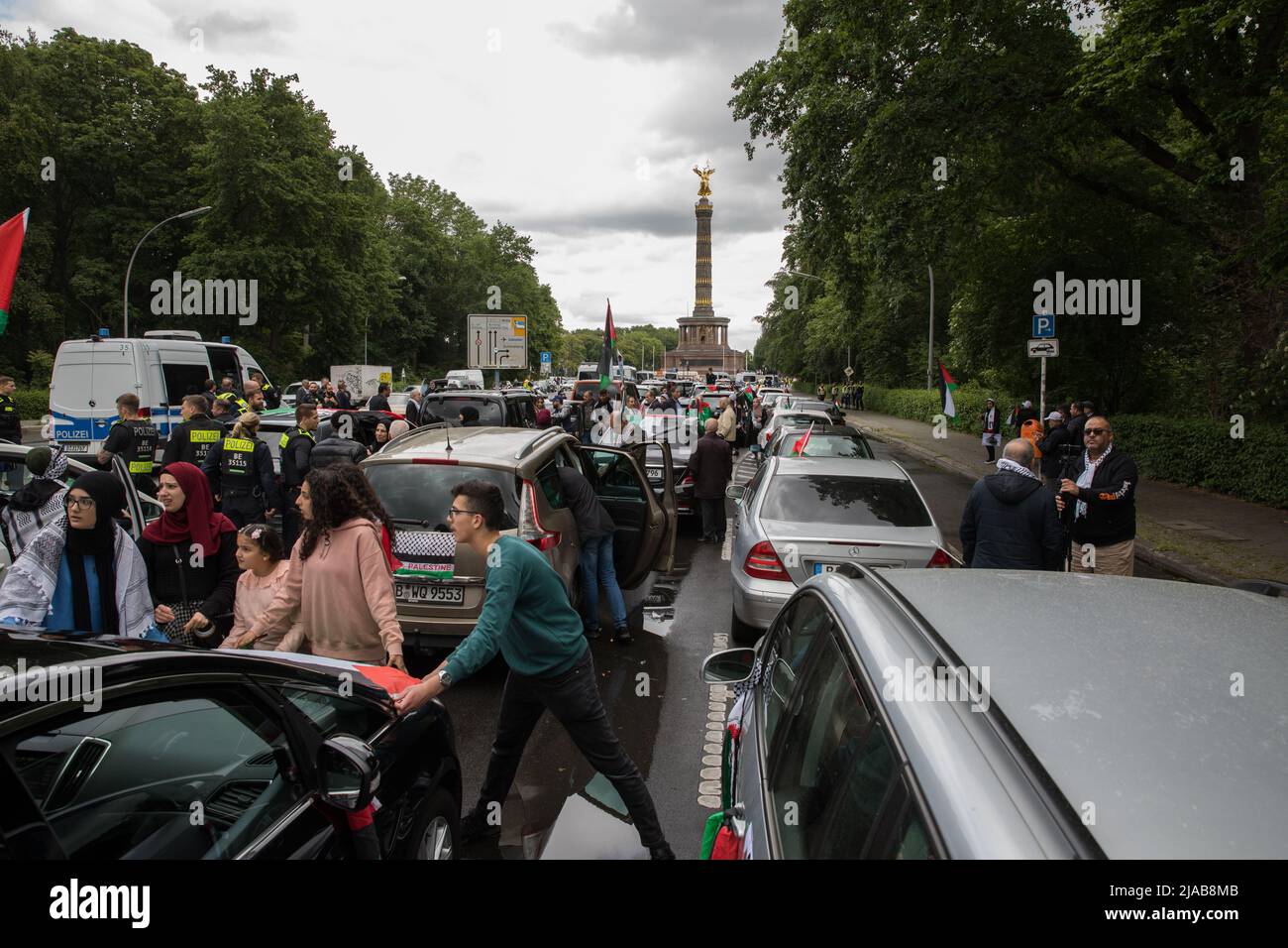 Berlin, Deutschland. 29.. Mai 2022. Pro-palästinensische Demonstranten versammelten sich am 29. Mai 2022 in Berlin wegen einer Autokolonne, um den Tod der palästinensisch-amerikanischen Journalistin Shereen Abu Aqleh zu verurteilen. (Foto: Michael Kuenne/PRESSCOV/Sipa USA) Quelle: SIPA USA/Alamy Live News Stockfoto