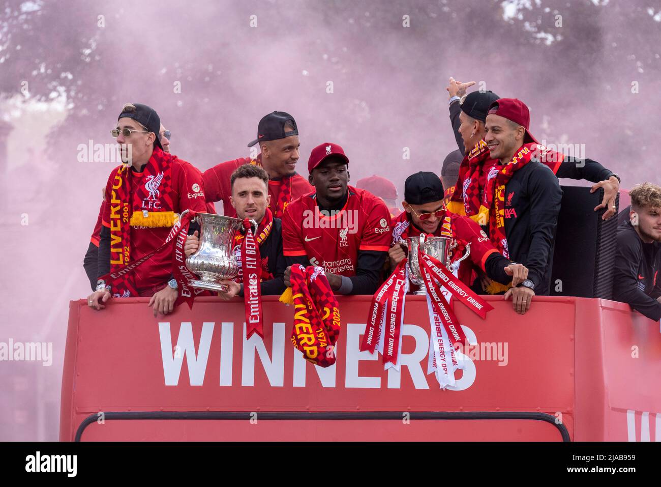 Queens Drive, Liverpool, Großbritannien. 29.. Mai 2022. Die Busparade mit offenem Oberdeck zur Feier der Trophäengewinne des FC Liverpool ist in der Stadt angelaufen. Die Managerin und die Spieler der Männer- und Frauenteams haben den Applaus der Fans auf den Straßen entgegengenommen. Neben den Herren-League-Cup- und FA-Cup-Trophäen feiert das Frauenteam den Sieg der Meisterschaft. Spieler Kostas Tsimikas, Diogo Jota, Fabinho, Ibrahima Konaté, Luis Díaz, Thiago Alcântara Stockfoto