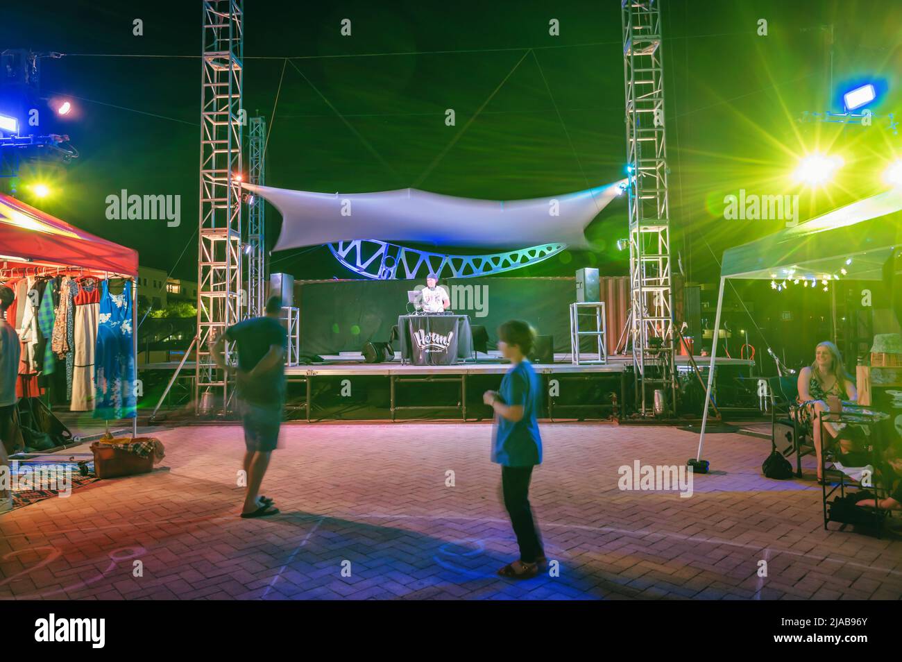Musiker spielt Musik, während die Leute auf dem Sommernachtmarkt in Tucson Arizona tanzen. Stockfoto