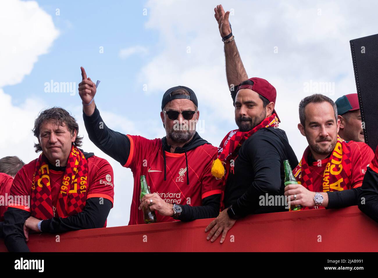 Queens Drive, Liverpool, Großbritannien. 29.. Mai 2022. Die Busparade mit offenem Oberdeck zur Feier der Trophäengewinne des FC Liverpool ist in der Stadt angelaufen. Die Managerin und die Spieler der Männer- und Frauenteams haben den Applaus der Fans auf den Straßen entgegengenommen. Neben den Herren-League-Cup- und FA-Cup-Trophäen feiert das Frauenteam den Sieg der Meisterschaft. Manager Jürgen Klopp mit den Mitarbeitern Stockfoto