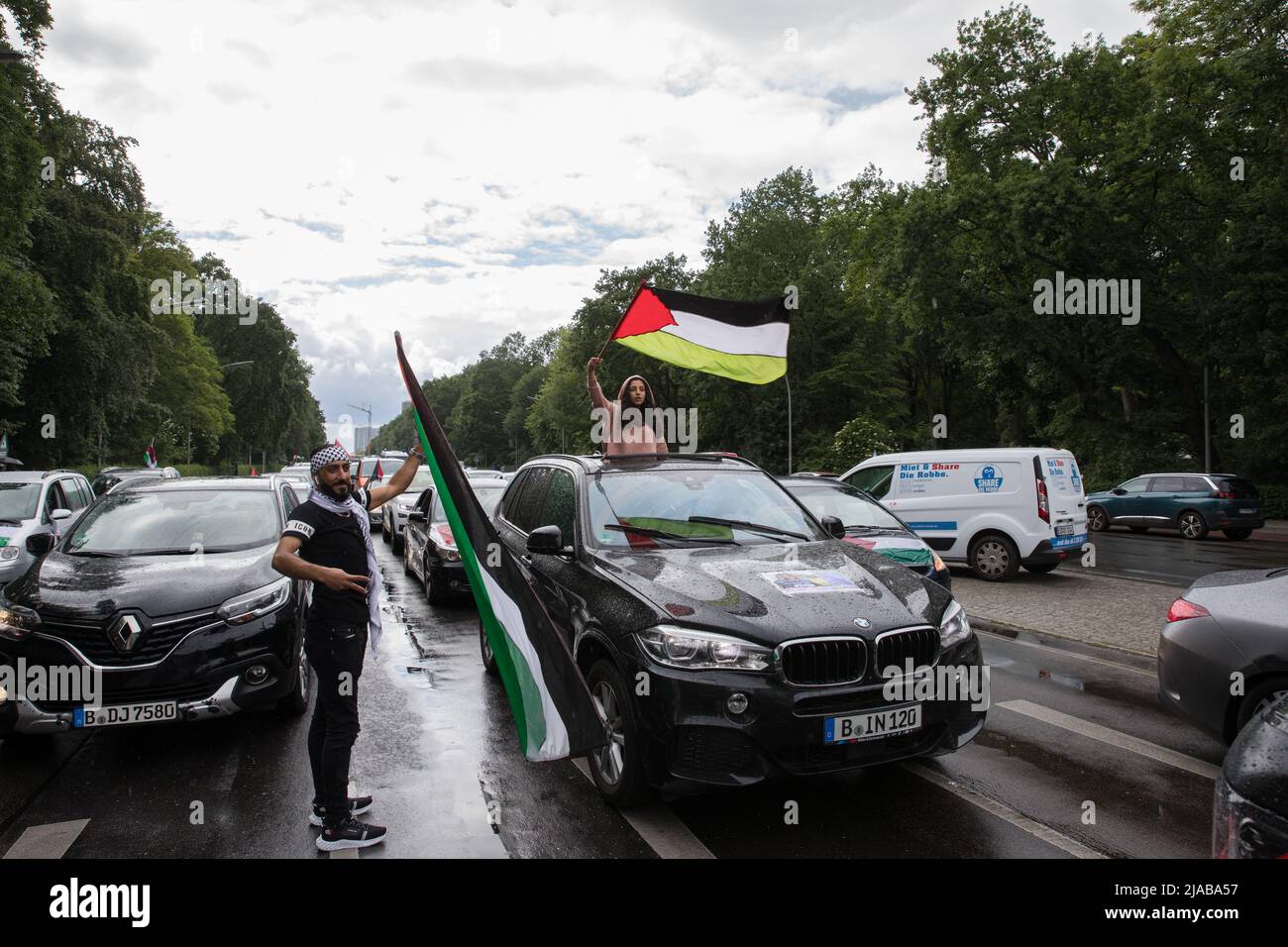 Berlin, Deutschland. 29.. Mai 2022. Pro-palästinensische Demonstranten versammelten sich am 29. Mai 2022 in Berlin wegen einer Autokolonne, um den Tod der palästinensisch-amerikanischen Journalistin Shereen Abu Aqleh zu verurteilen. (Foto: Michael Kuenne/PRESSCOV/Sipa USA) Quelle: SIPA USA/Alamy Live News Stockfoto