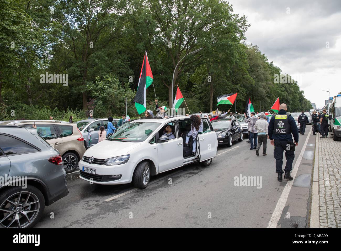Berlin, Deutschland. 29.. Mai 2022. Pro-palästinensische Demonstranten versammelten sich am 29. Mai 2022 in Berlin wegen einer Autokolonne, um den Tod der palästinensisch-amerikanischen Journalistin Shereen Abu Aqleh zu verurteilen. (Foto: Michael Kuenne/PRESSCOV/Sipa USA) Quelle: SIPA USA/Alamy Live News Stockfoto
