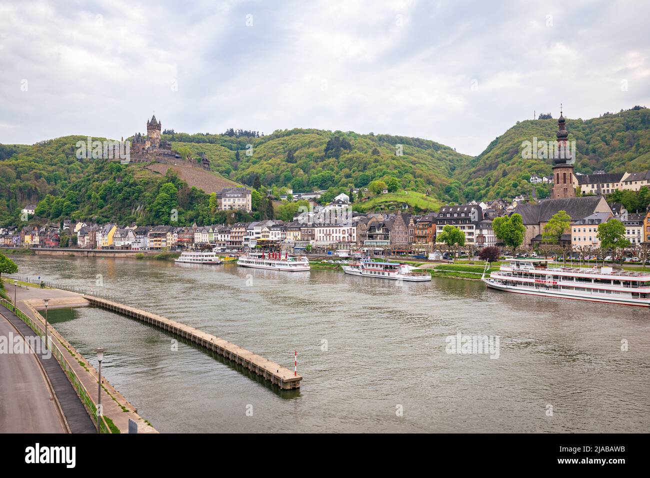 Panoramablick auf die Ausflugsboote, die in der historischen Stadt Cochem an der Mosel in Westdeutschland vertäut sind. Stockfoto