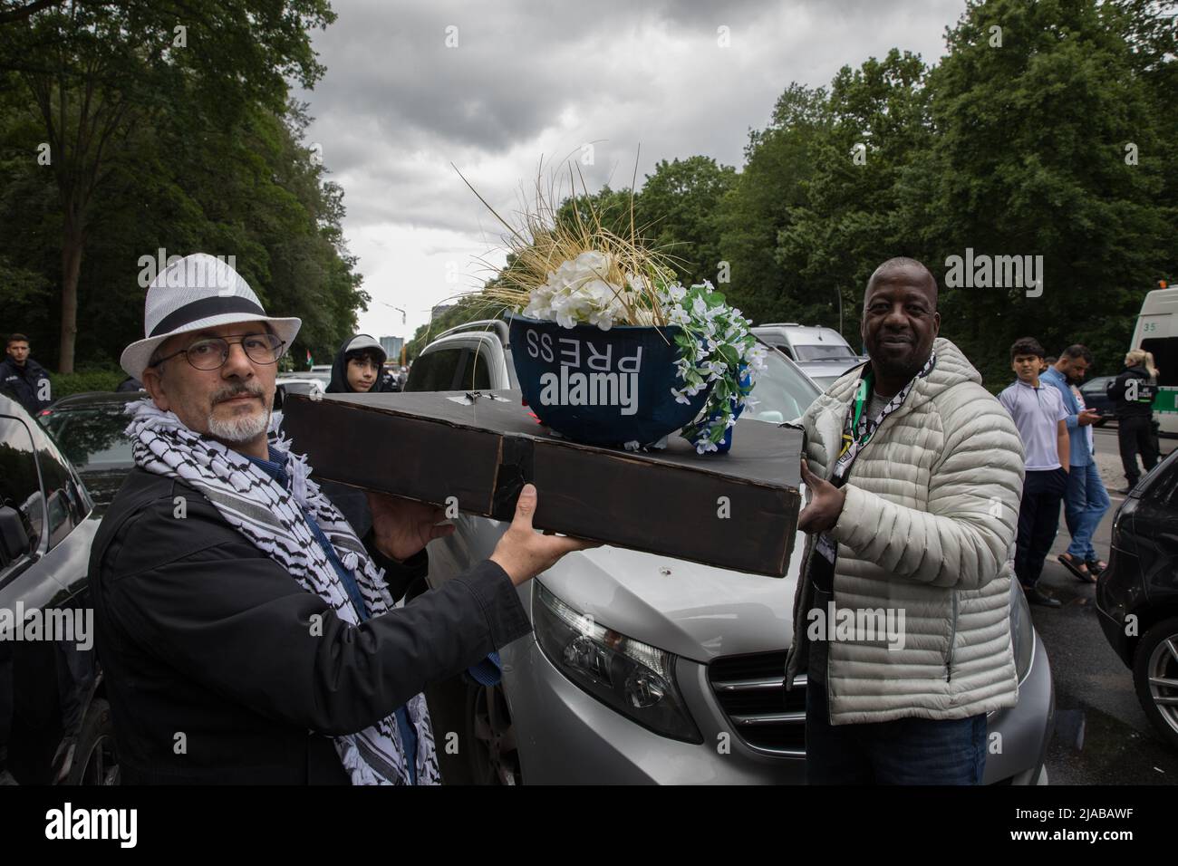 Berlin, Deutschland. 29.. Mai 2022. Pro-palästinensische Demonstranten versammelten sich am 29. Mai 2022 in Berlin wegen einer Autokolonne, um den Tod der palästinensisch-amerikanischen Journalistin Shereen Abu Aqleh zu verurteilen. (Foto: Michael Kuenne/PRESSCOV/Sipa USA) Quelle: SIPA USA/Alamy Live News Stockfoto