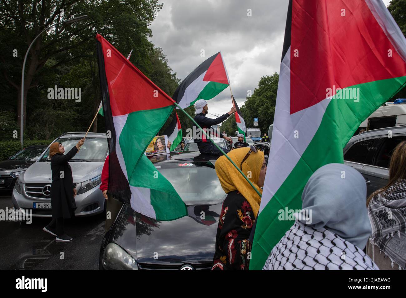 Berlin, Deutschland. 29.. Mai 2022. Pro-palästinensische Demonstranten versammelten sich am 29. Mai 2022 in Berlin wegen einer Autokolonne, um den Tod der palästinensisch-amerikanischen Journalistin Shereen Abu Aqleh zu verurteilen. (Foto: Michael Kuenne/PRESSCOV/Sipa USA) Quelle: SIPA USA/Alamy Live News Stockfoto