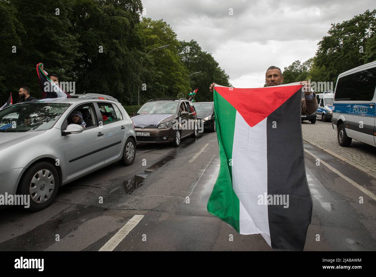 Berlin, Deutschland. 29.. Mai 2022. Pro-palästinensische Demonstranten versammelten sich am 29. Mai 2022 in Berlin wegen einer Autokolonne, um den Tod der palästinensisch-amerikanischen Journalistin Shereen Abu Aqleh zu verurteilen. (Foto: Michael Kuenne/PRESSCOV/Sipa USA) Quelle: SIPA USA/Alamy Live News Stockfoto