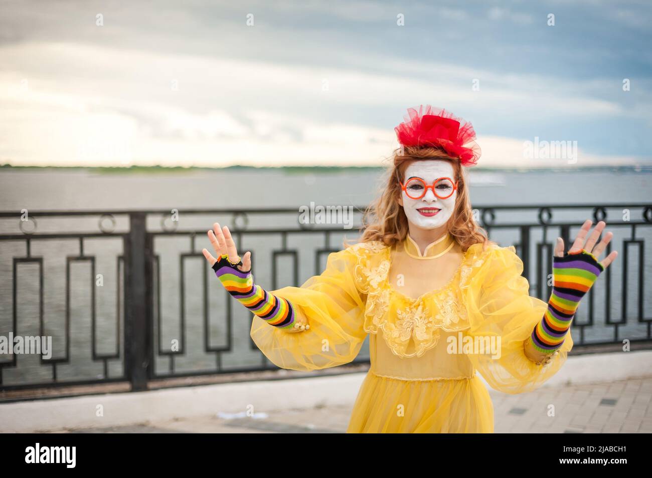 Street MIME, versucht, in der Luft zu schweben Stockfoto