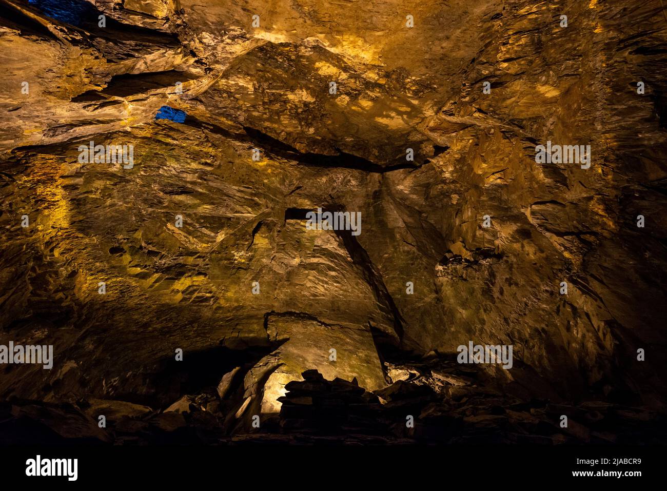 Llanfair Slate Caverns in der Nähe von Harlech in Nordwales. Eine faszinierende historische Touristenattraktion mit selbstgeführten Touren unter der Erde. Stockfoto