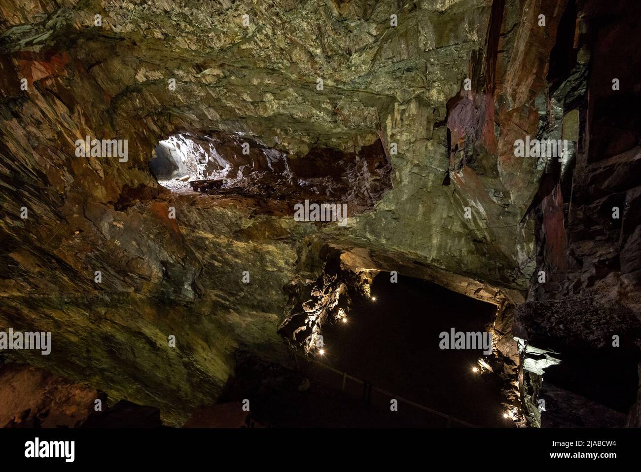 Llanfair Slate Caverns in der Nähe von Harlech in Nordwales. Eine faszinierende historische Touristenattraktion mit selbstgeführten Touren unter der Erde. Stockfoto