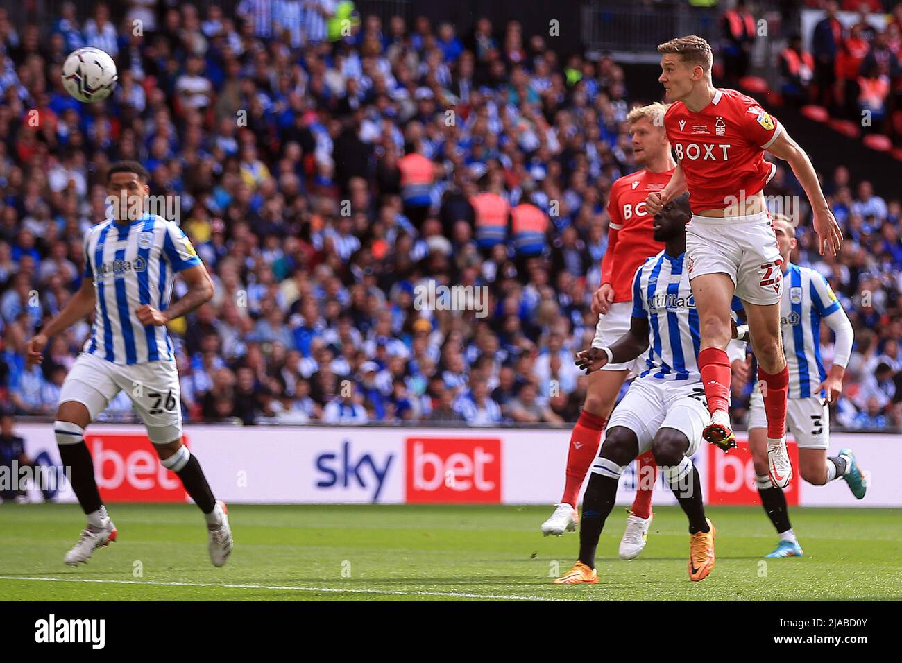 London, Großbritannien. 29.. Mai 2022. Ryan Yates von Nottingham Forest (R) führt das Tor an. SkyBet EFL-Meisterschaft spielt am Sonntag, 29.. Mai 2022, im Wembley Stadium in London, Huddersfield Town gegen Nottingham Forest.Dieses Bild darf nur für redaktionelle Zwecke verwendet werden. Nur zur redaktionellen Verwendung, Lizenz für kommerzielle Nutzung erforderlich. Keine Verwendung bei Wetten, Spielen oder Veröffentlichungen in einem Club/einer Liga/einem Spieler.pic von Steffan Bowen/Andrew Orchard Sports Photography/Alamy Live News Credit: Andrew Orchard Sports Photography/Alamy Live News Stockfoto