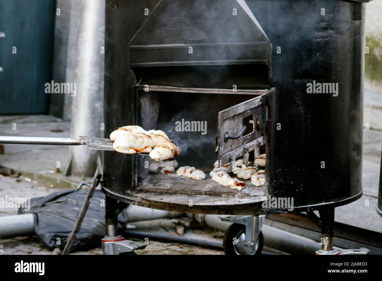 Brot mit Chorizo, ein traditionelles Rezept, das in einem Holzofen zubereitet wird. Traditionelles Essen auf traditionellen Veranstaltungen oder Messen. Straßenverkäufer. Stockfoto