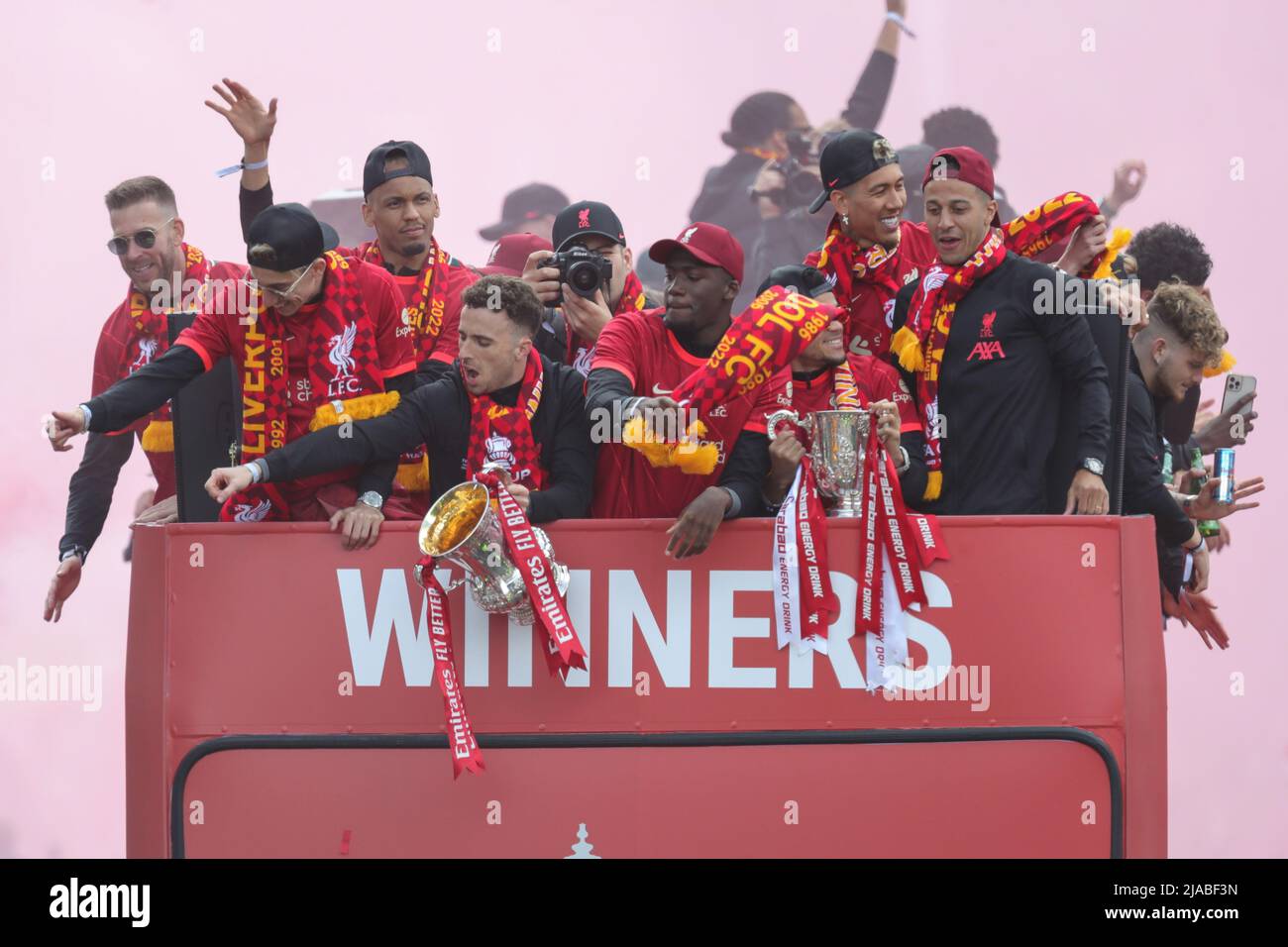 Liverpool, Großbritannien. 29.. Mai 2022. Die Mannschaft des FC Liverpool feiert während der Open-Top-Busparade durch die Stadt mit den Fans, nachdem sie am 5/29/2022 in Liverpool, Großbritannien, den Carabao Cup und den FA Cup in der Saison 2021/22 gewonnen hat. (Foto von James Heaton/News Images/Sipa USA) Quelle: SIPA USA/Alamy Live News Stockfoto