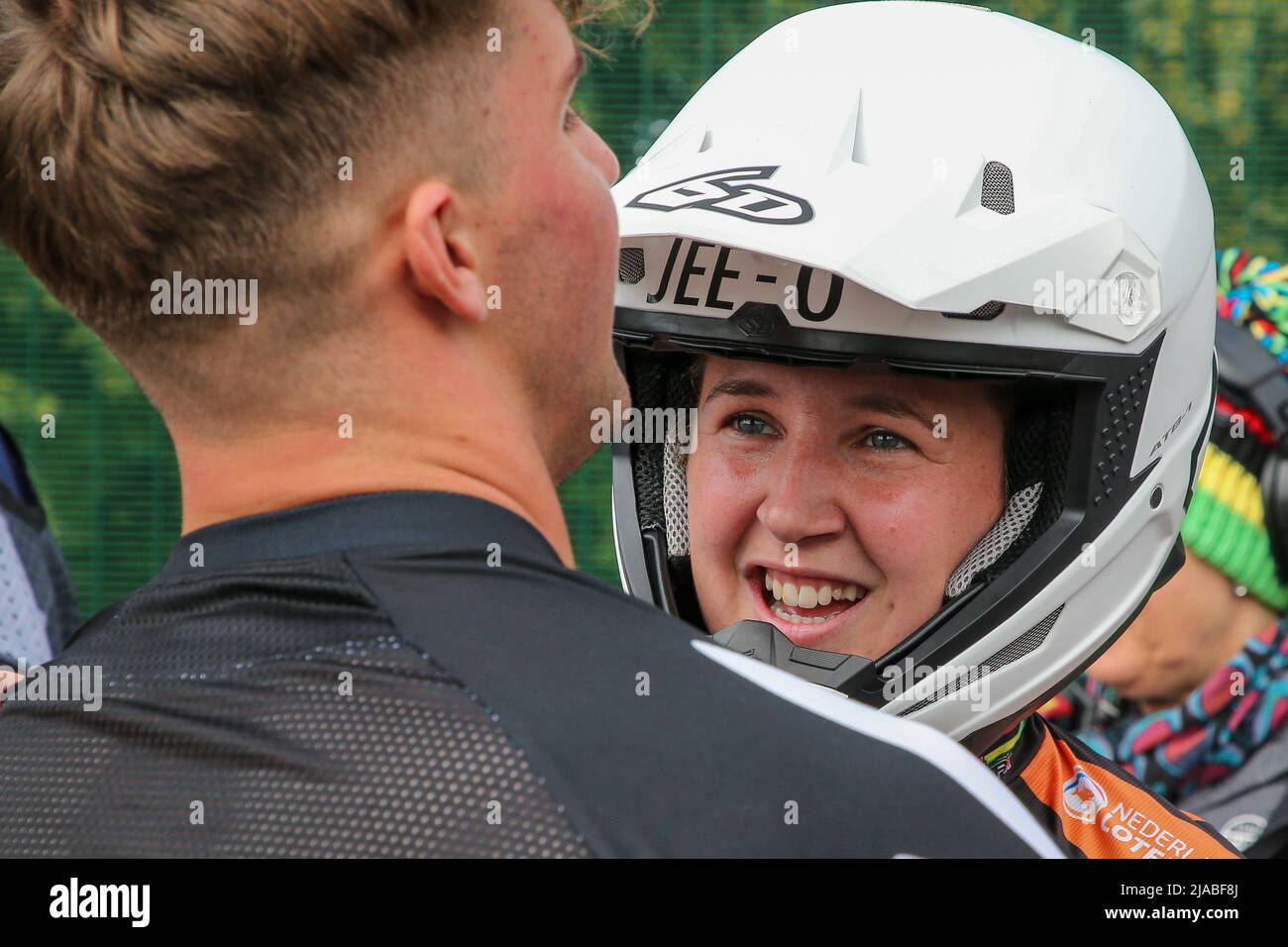 Glasgow, Großbritannien. 29.. Mai 2022. Am zweiten und letzten Tag des UCI BMX Racing World Cup startet ein internationales Feld von männlichen und weiblichen Wettbewerbern um den Titel. Die Veranstaltung war ein „Ausverkauf“ und wurde durch das warme, sonnige Wetter angenehmer. Kredit: Findlay/Alamy Live Nachrichten Stockfoto