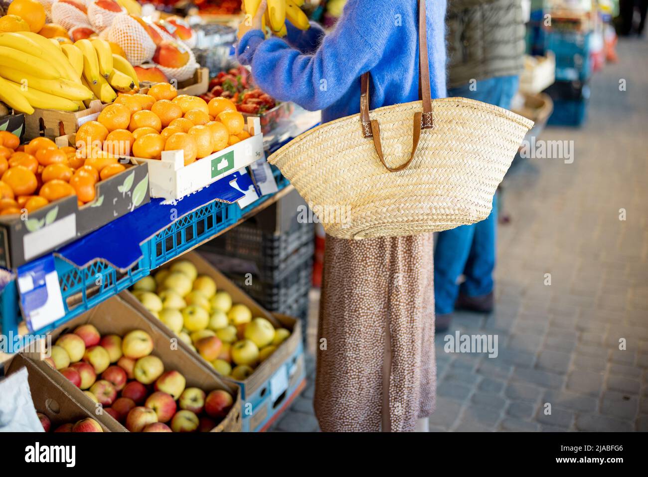 Frau, die auf dem Markt Lebensmittel einkauft Stockfoto