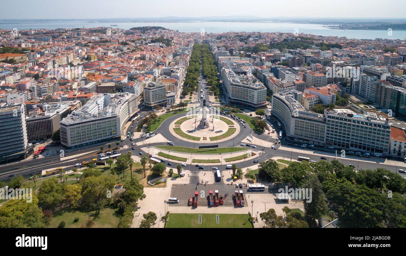 Luftaufnahme des Marques de Pombal Platzes und der Avenida Liberdade im Sommer in Lissabon, Portugal. Stockfoto