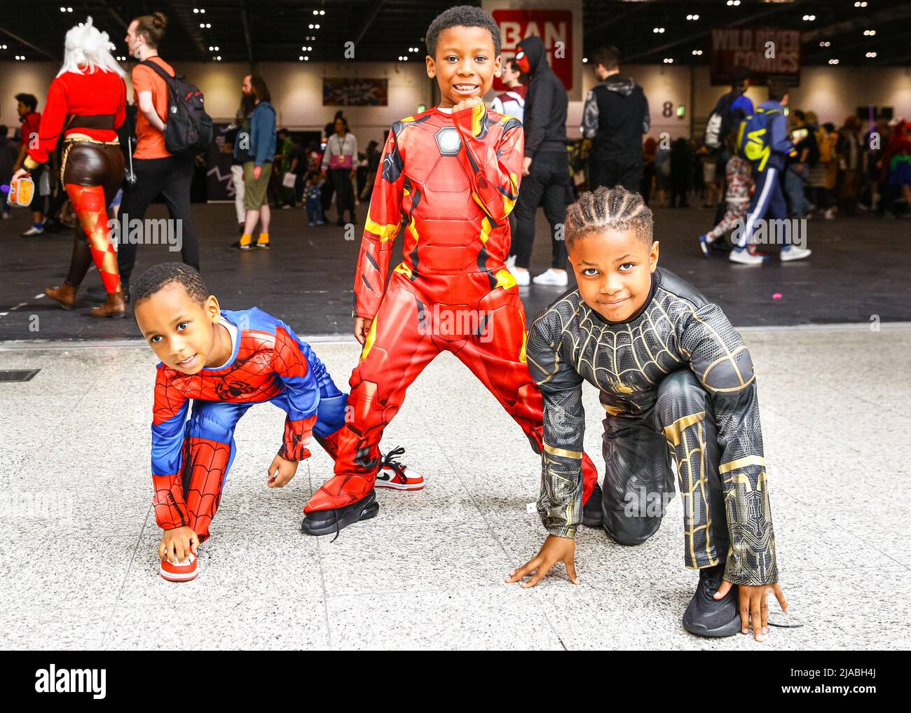 London, Großbritannien. 29.. Mai 2022. Hoxley als Ironman, Remi als Spiderman und Kareem als Black Spiderman genießen ihr allererstes Mal auf der Comic Con, begleitet von einem Elternteil. (Genehmigung zum Fotografieren erhalten). Cosplayer, kostümierte Charaktere, Fans von Anime, Comics, Spielen und Film treffen sich wieder zum Spaß, Ständen, Unterhaltung und Posen im Excel London zur MCM Comic Con, zum letzten Tag der gut besuchten Show. Kredit: Imageplotter/Alamy Live Nachrichten Stockfoto